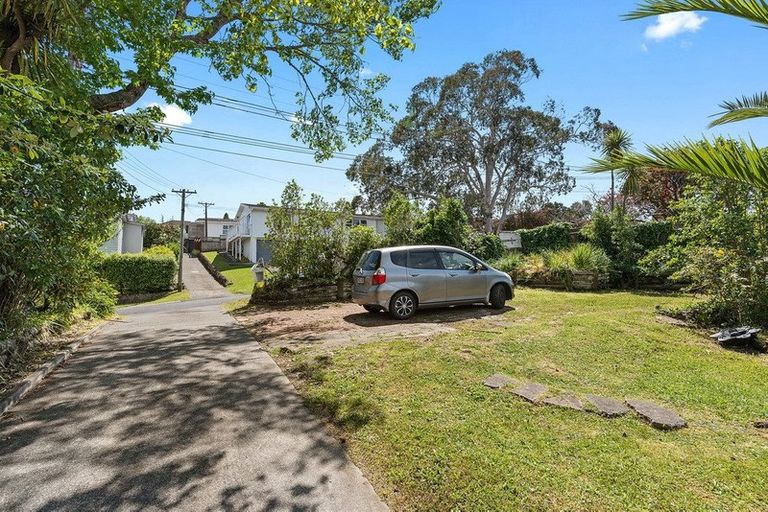 Photo of property in 26 Selwyn Crescent, Forrest Hill, Auckland, 0620