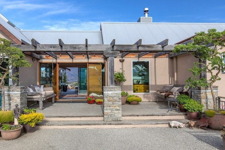Photo of property in 1 Peak View Ridge, Wanaka, 9305