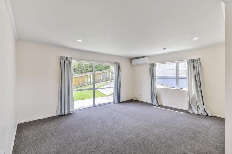 Photo of property in 2/28 Witheford Drive, Bayview, Auckland, 0629