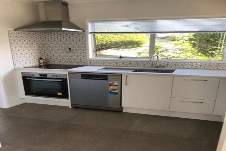 Photo of property in 21 Meadowood Drive, Unsworth Heights, Auckland, 0632