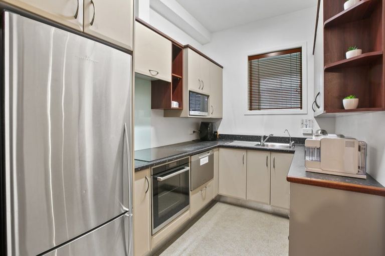 Photo of property in Devonport Apartments, 22/127 Saint Aubyn Street, New Plymouth, 4310