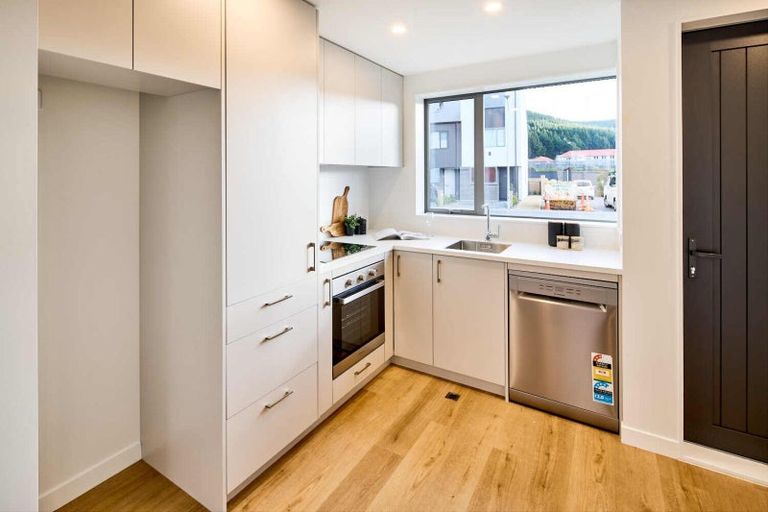 Photo of property in 9 Ara Paiwhenua, Tawa, Wellington, 5028