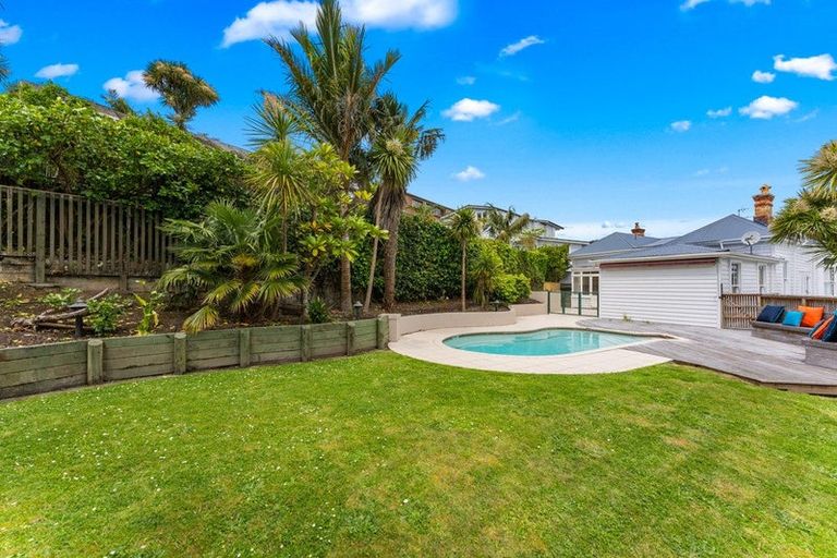 Photo of property in 4 Hinemoa Terrace, Birkenhead, Auckland, 0626