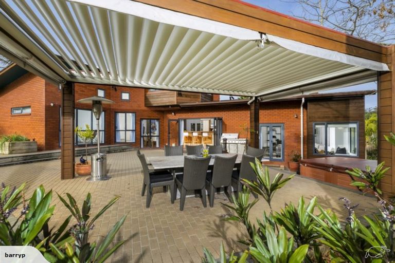 Photo of property in 28 Oakford Park Crescent, Greenhithe, Auckland, 0632