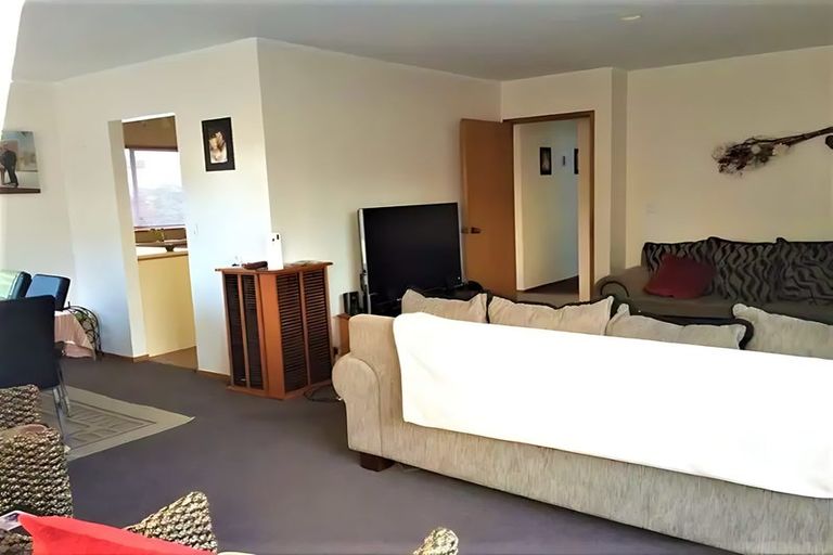 Photo of property in 2/21 Kookaburra Place, Botany Downs, Auckland, 2010