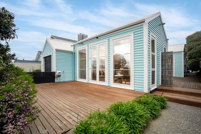 Photo of property in 69 Marine Parade, Seatoun, Wellington, 6022