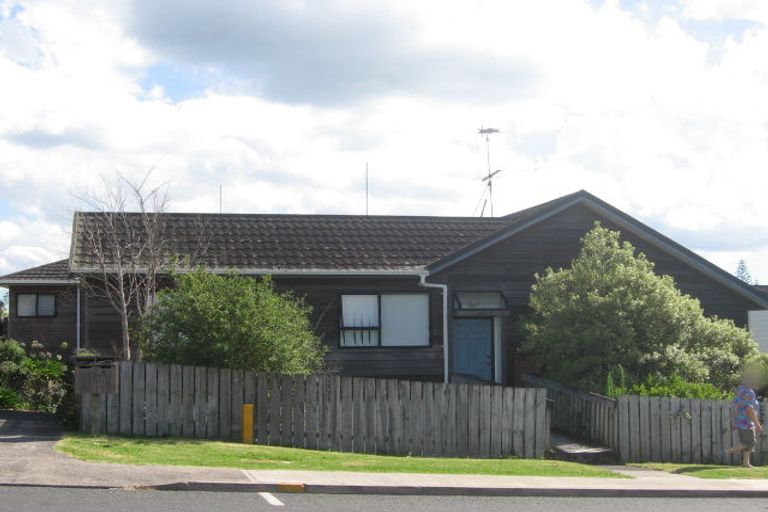 Photo of property in 4/17 Akoranga Drive, Northcote, Auckland, 0627
