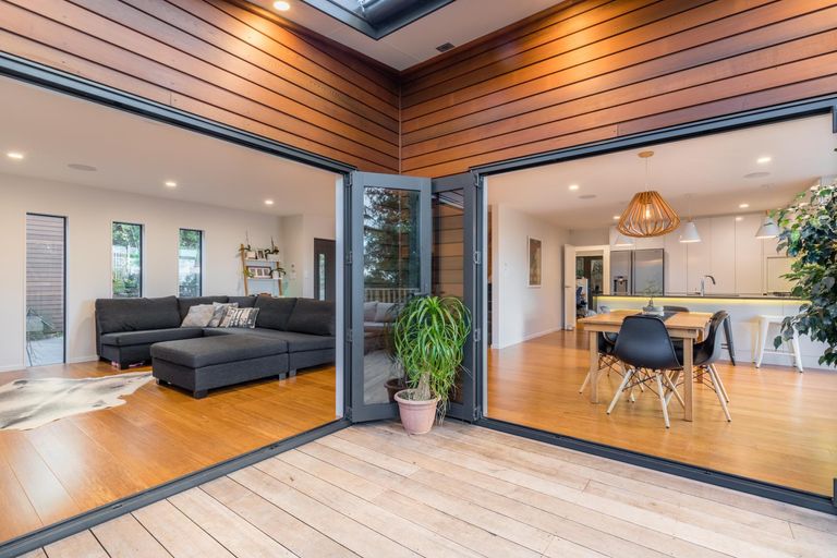 Photo of property in 410a Scenic Drive, Waiatarua, Auckland, 0612