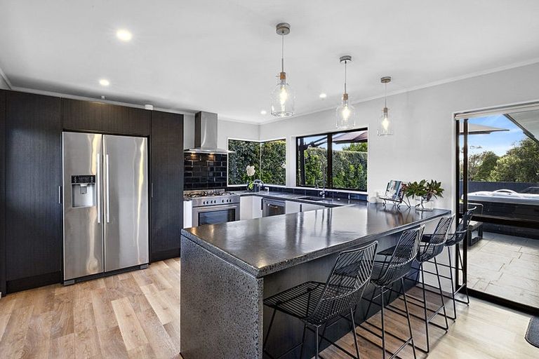 Photo of property in 40 Heta Road, Highlands Park, New Plymouth, 4312