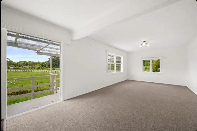 Photo of property in 38 Farrand Road, Kumeu, 0891