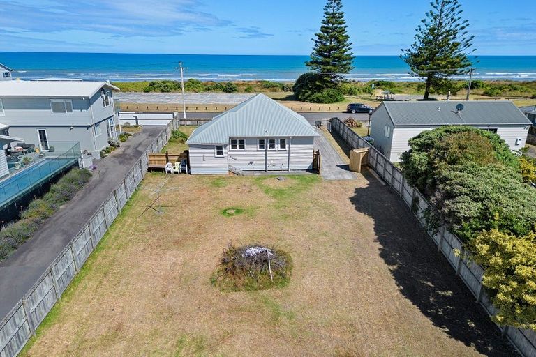 Photo of property in 38 Marine Parade, Otaki Beach, Otaki, 5512