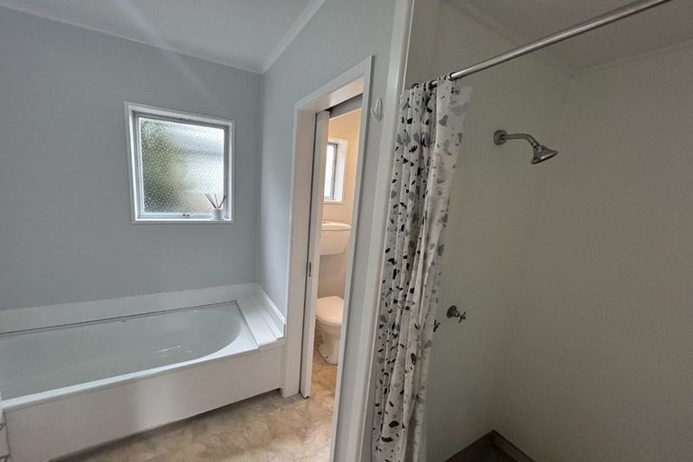 Photo of property in 60 Rewarewa Road, Te Atatu Peninsula, Auckland, 0610