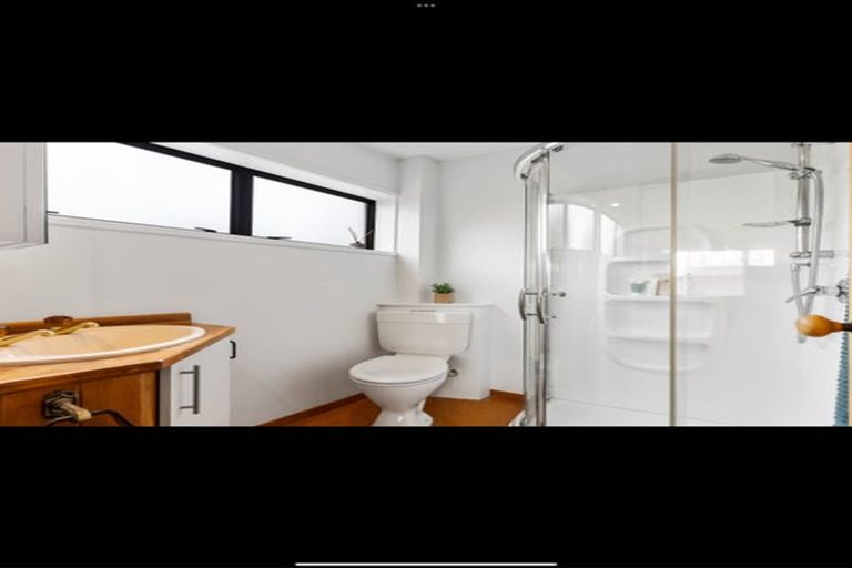 Photo of property in 4200 Great North Road, Glendene, Auckland, 0602