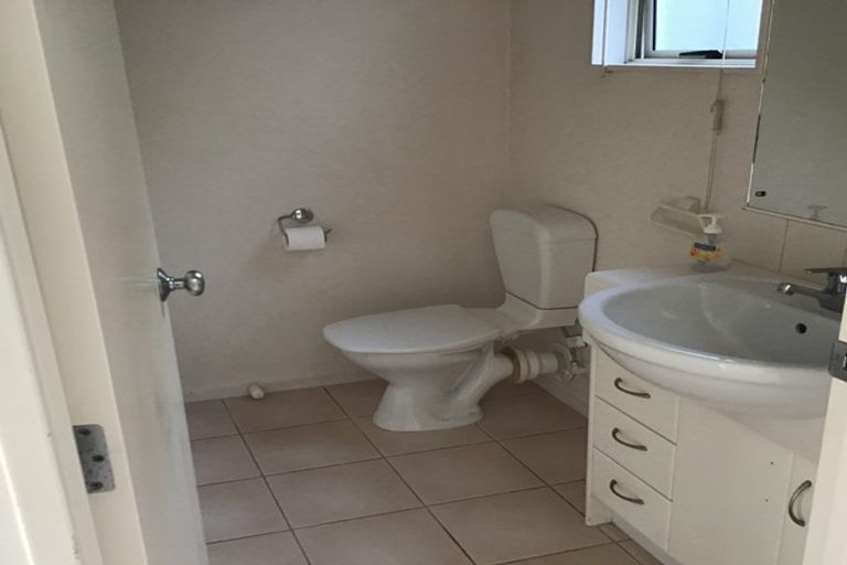 Photo of property in 1d/20 Ian Marwick Place, Birkenhead, Auckland, 0626