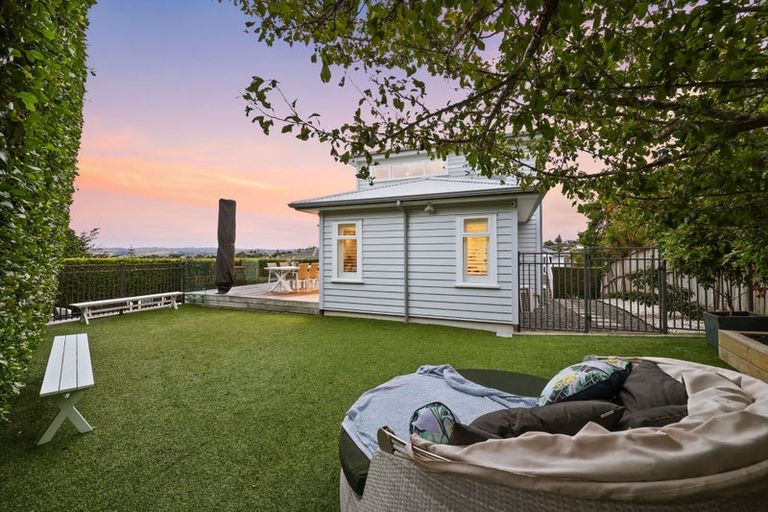 Photo of property in 24 Judkins Crescent, Cockle Bay, Auckland, 2014