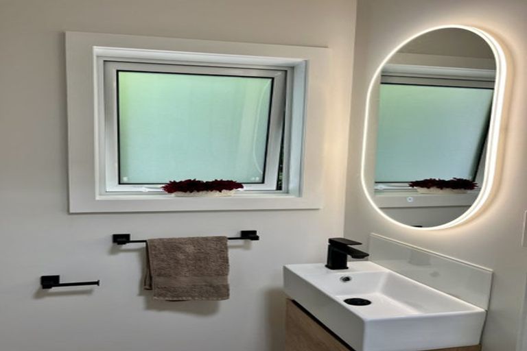 Photo of property in 15 Piha Road, Piha, New Lynn, 0772