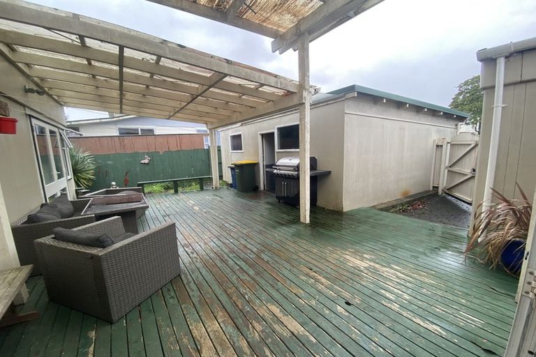 Photo of property in 1 Pokapu Street, Titirangi, Auckland, 0600