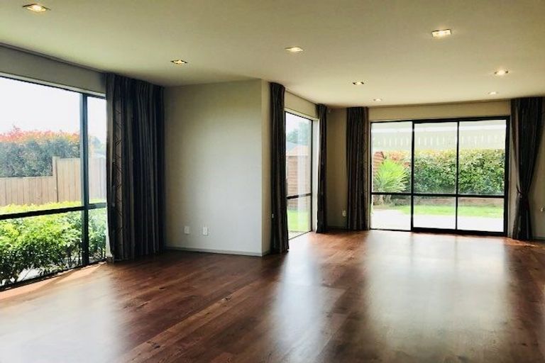 Photo of property in 33 Kilkelly Avenue, Pinehill, Auckland, 0632