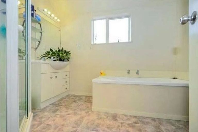 Photo of property in 10 Granville Drive, Massey, Auckland, 0614