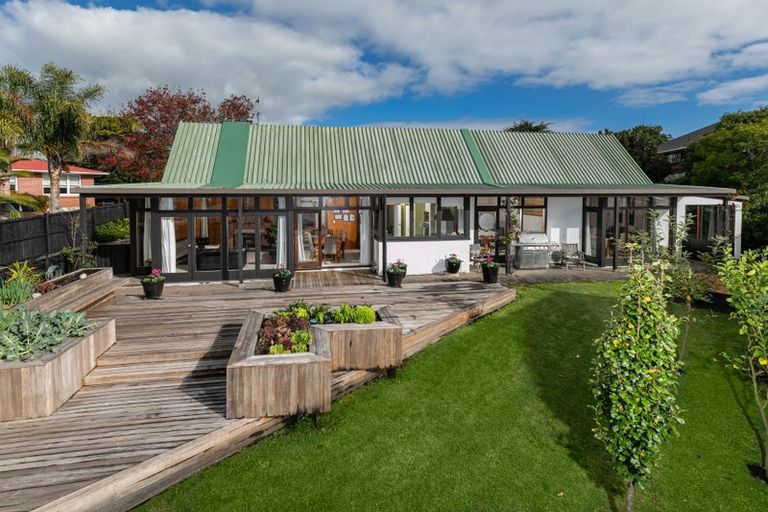 Photo of property in 15 Fairlea Road, Te Atatu South, Auckland, 0610