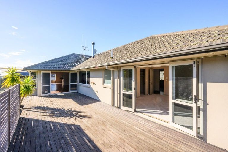 Photo of property in 27 Johnstone Drive, Fitzherbert, Palmerston North, 4410