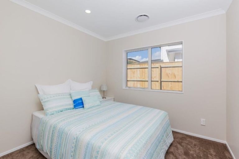 Photo of property in 18 Syd Grant Crescent, Orewa, 0931