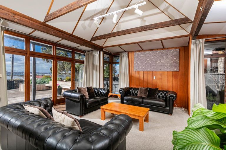 Photo of property in 15 Fairlea Road, Te Atatu South, Auckland, 0610