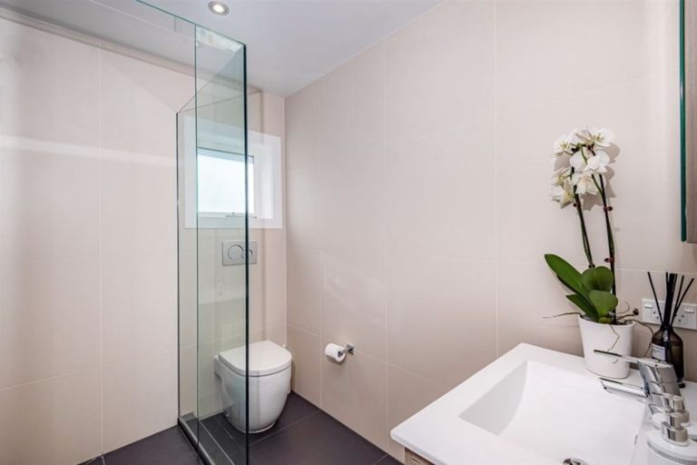 Photo of property in 15 Le Roy Terrace, Birkenhead, Auckland, 0626