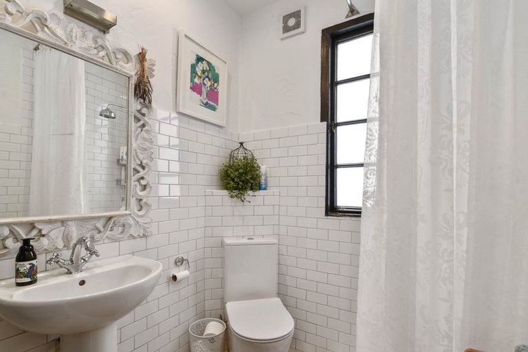 Photo of property in 2/25a Lake Road, Devonport, Auckland, 0624