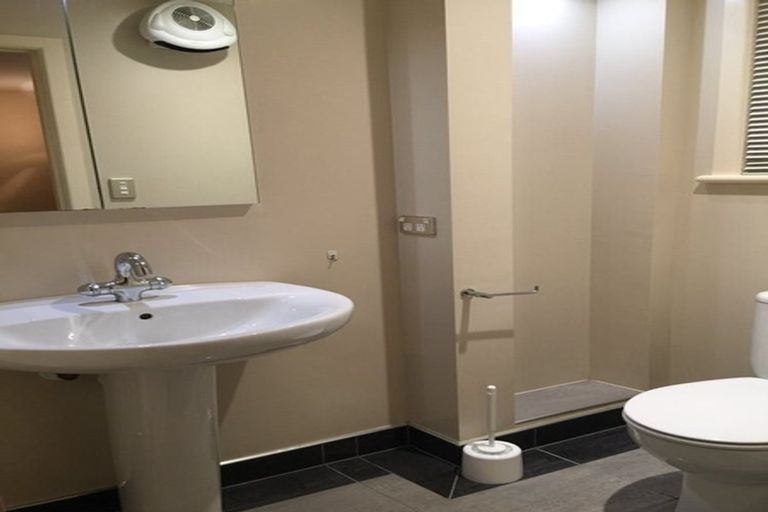 Photo of property in 2/26 Coroglen Avenue, Birkenhead, Auckland, 0626