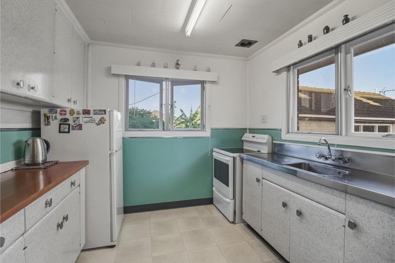 Photo of property in 2 Toru Street, Te Atatu Peninsula, Auckland, 0610