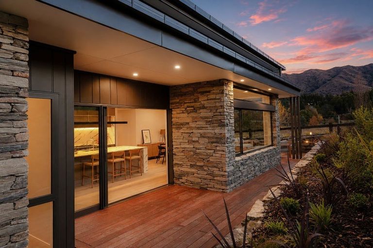 Photo of property in 9 Kamana Rise, Wanaka, 9382