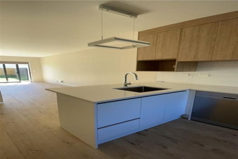 Photo of property in 5/58 Te Atatu Road, Te Atatu South, Auckland, 0610