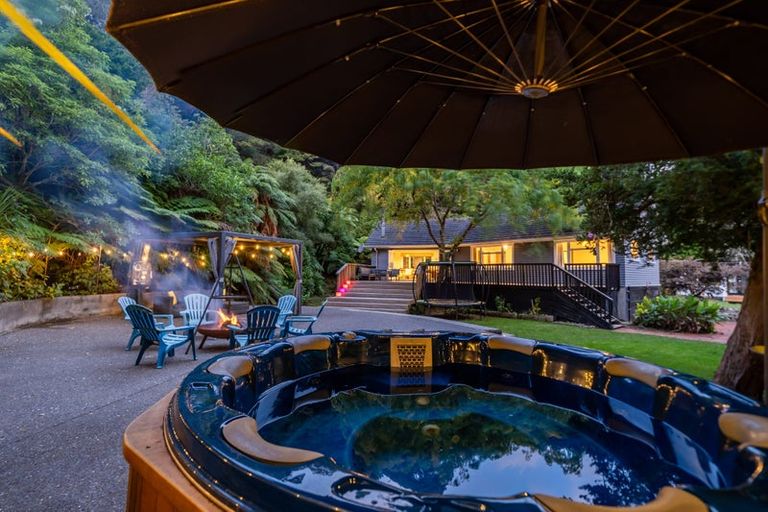 Photo of property in 49 Blue Mountains Road, Pinehaven, Upper Hutt, 5019