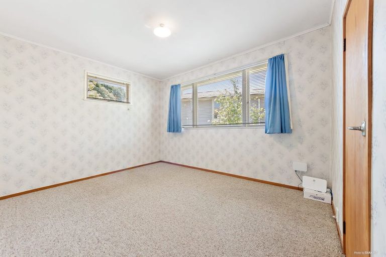 Photo of property in 2 Lucknow Place, Blockhouse Bay, Auckland, 0600