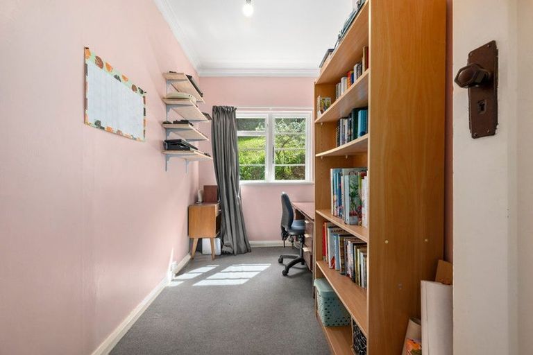 Photo of property in 76 Maupuia Road, Maupuia, Wellington, 6022