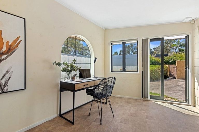 Photo of property in 4 Saddleback Rise, Murrays Bay, Auckland, 0630