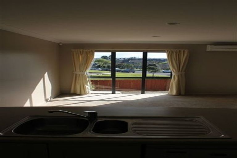 Photo of property in 2/14 Ponderosa Drive, Oteha, Auckland, 0632