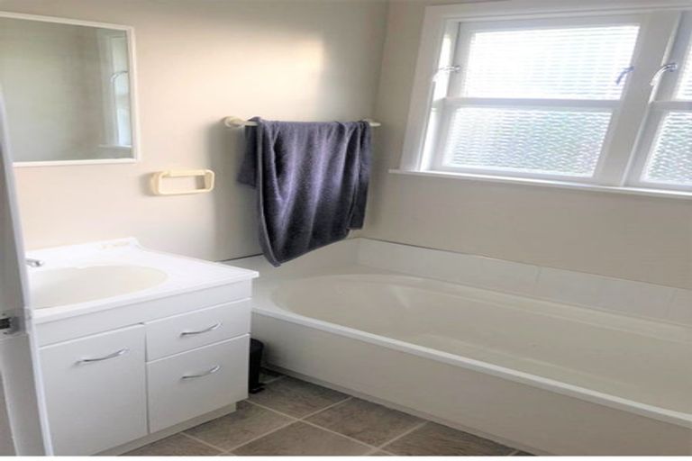 Photo of property in 27 Bellringer Crescent, Newlands, Wellington, 6037