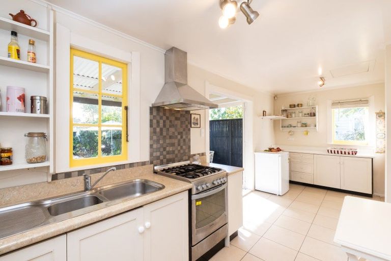 Photo of property in 900 Caroline Road, Mayfair, Hastings, 4122