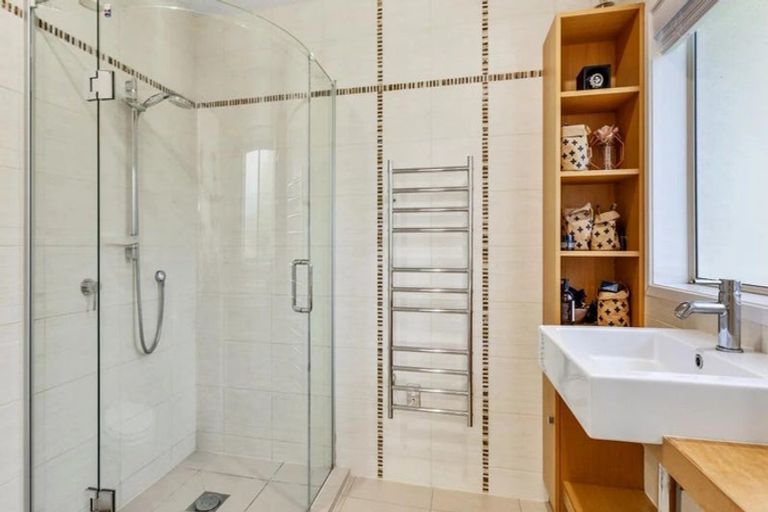 Photo of property in 9 Sandown Road, Rothesay Bay, Auckland, 0630