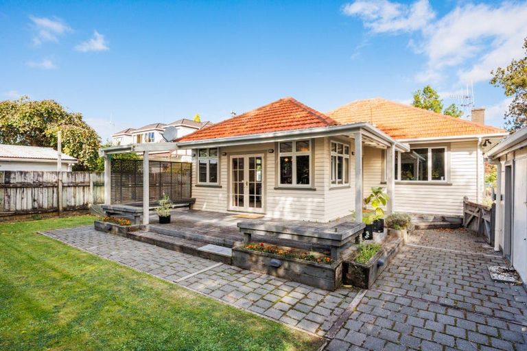 Photo of property in 27 Pahiatua Street, Hokowhitu, Palmerston North, 4410