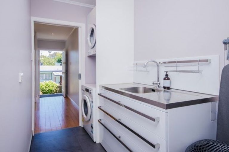 Photo of property in 3 Thuja Street, Green Bay, Auckland, 0604