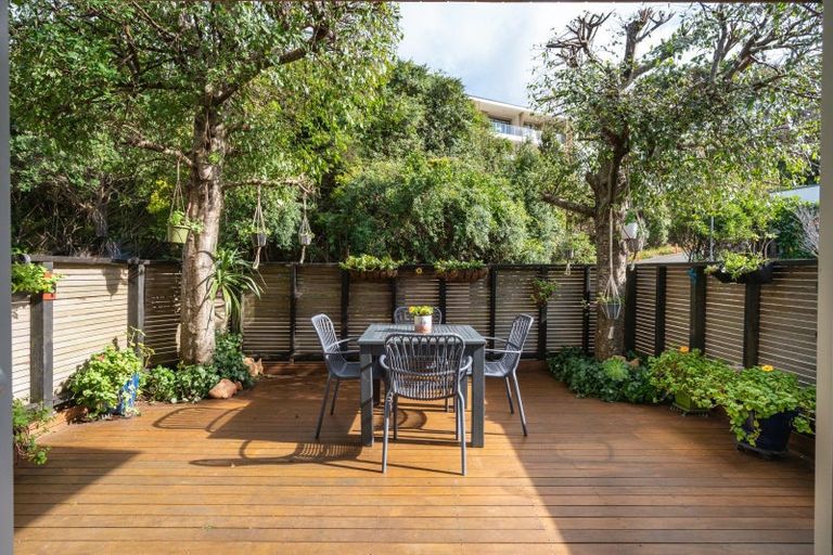 Photo of property in 37 Tiketike Way, Brooklyn, Wellington, 6021