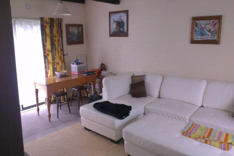 Photo of property in 124 Akaroa Drive, Maupuia, Wellington, 6022