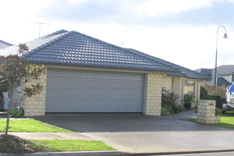 Photo of property in 1 Walter Haddrell Crescent, Flat Bush, Auckland, 2016