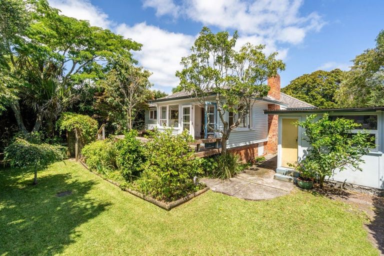 Photo of property in 2/12 Maleme Avenue, Belmont, Auckland, 0622