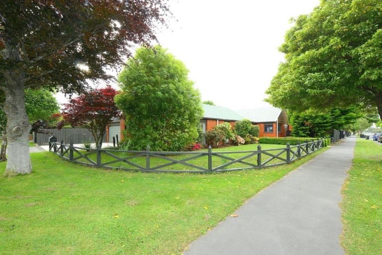 Photo of property in 2 Harkness Place, Avonhead, Christchurch, 8042