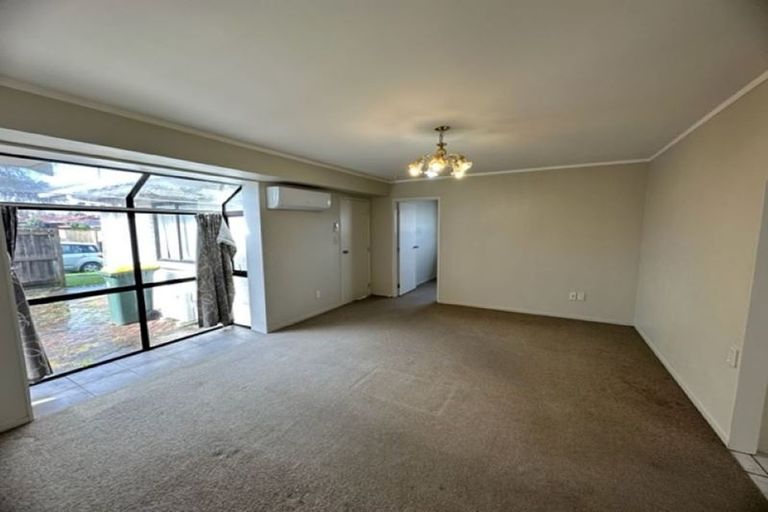Photo of property in 10 Jillteresa Crescent, Half Moon Bay, Auckland, 2012