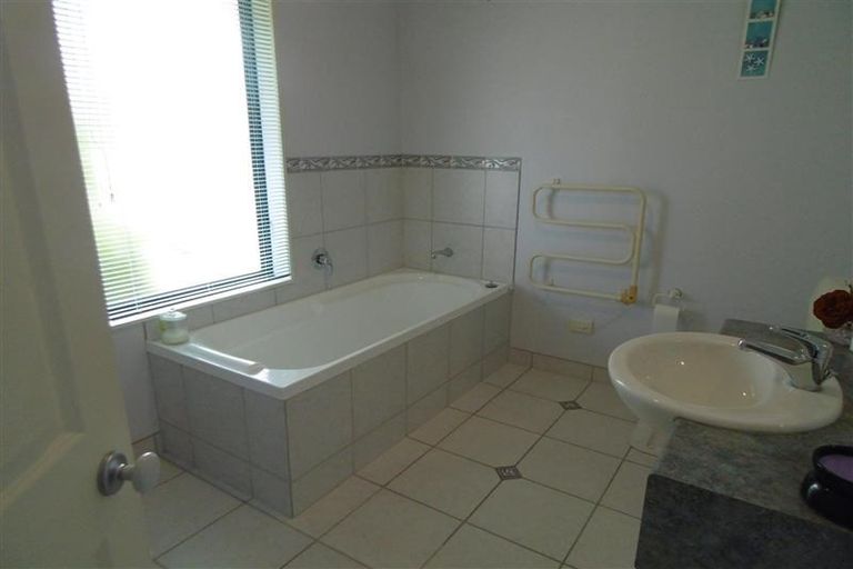 Photo of property in 6 Red Oak Place, Schnapper Rock, Auckland, 0632